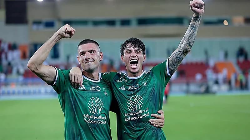 الأهلي يستقر على رحيل مدافعه الأجنبي