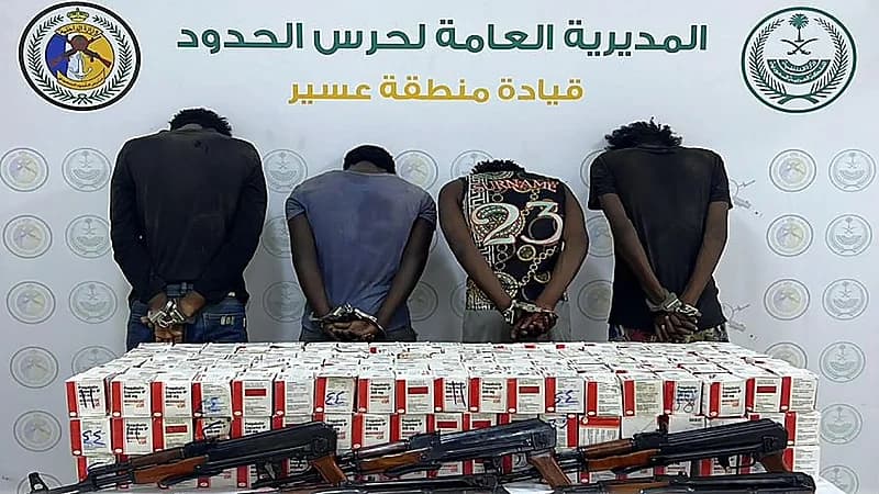 القبض على 4 مخالفين لتهريبهم مواد مخدرة بمنطقة عسير