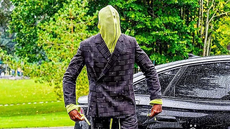 لاعب مقنع يثير جدلا في معسكر فرنسا .. فيديو