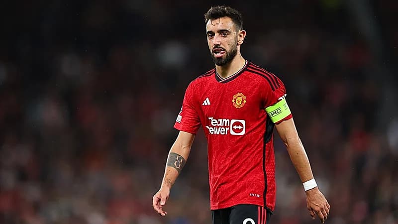 نجم اليونايتد ينقذ راكبًا تعرض لأزمة صحية على متن رحلة جوية