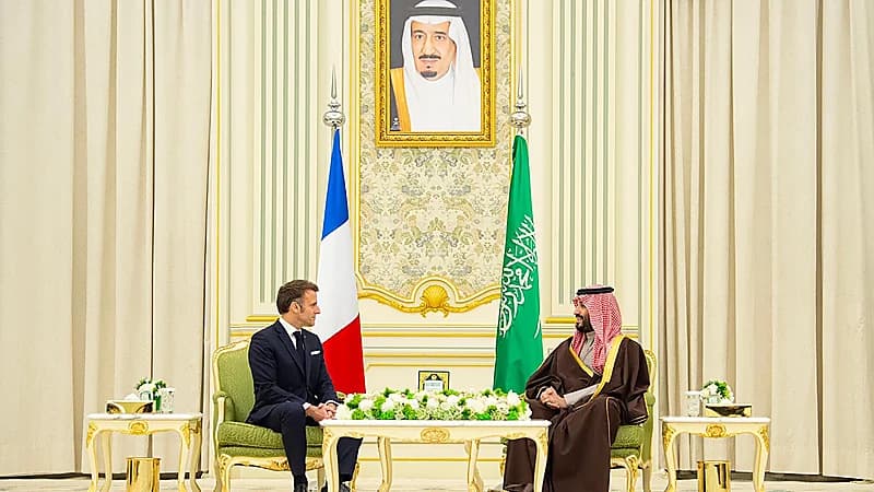 ولي العهد وماكرون يعقدان لقاءً موسعًا.. صور