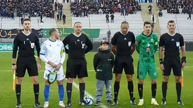 استبعاد حكمين جزائريين بسبب هاتف لاعب