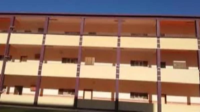 طالبة وشقيقتها تعتديان على تلميذة داخل المدرسة ..فيديو