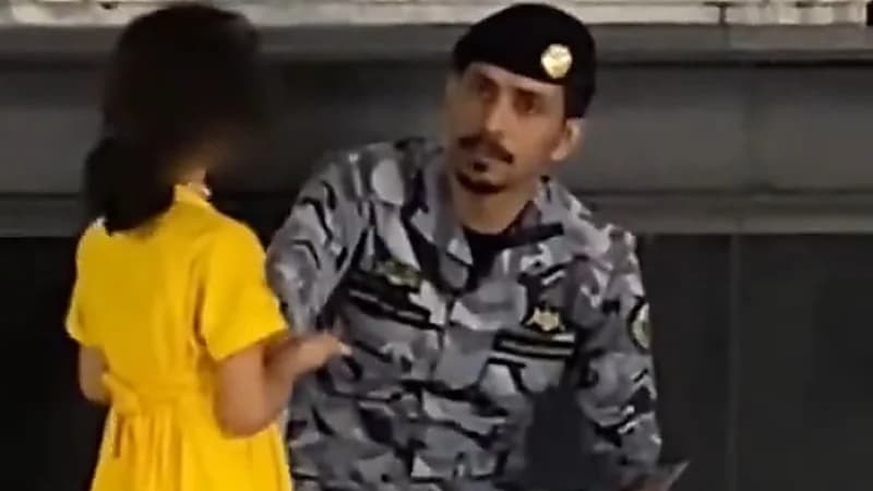 إنسانية رجل الأمن في التعامل مع طفلة تائهة في الحرم المكي ..  فيديو