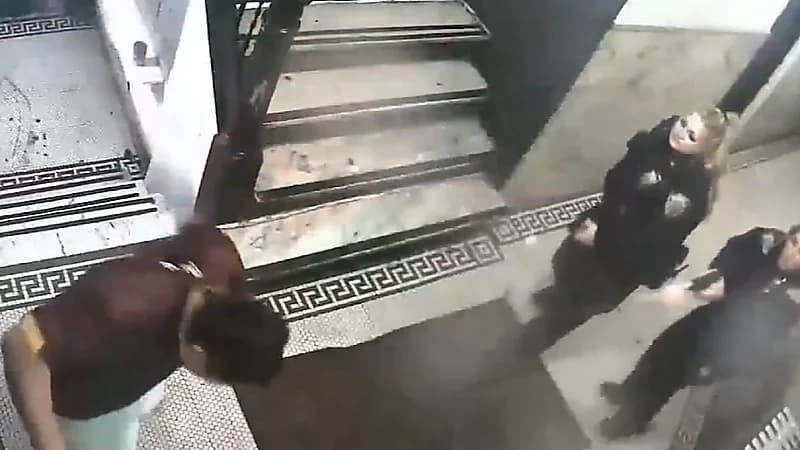 شرطيتان يخضعن للتحقيق لإطلاق النار على الضحيه