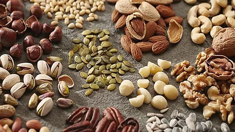 المكسرات تخفض الكوليسترول الضار وتعزز صحة الدماغ