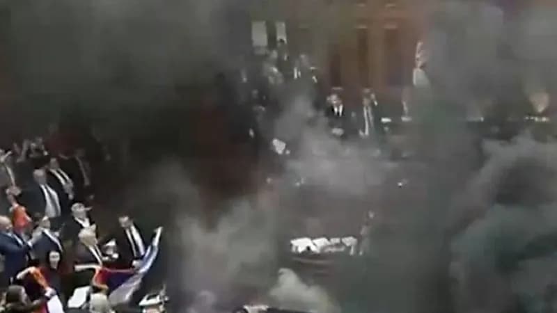 مشاجرة وقنابل دخانية وإصابات داخل البرلمان الصربي ... فيديو