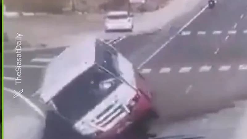 لحظة انقلاب حافلة كبيرة أثناء تفادي الاصطدام بدراجة نارية... فيديو