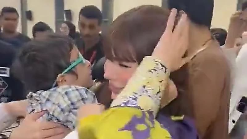 لحظة قيام طفل بنتف شعر حليمة بولند في إحدى الفعاليات الخيرية.. فيديو