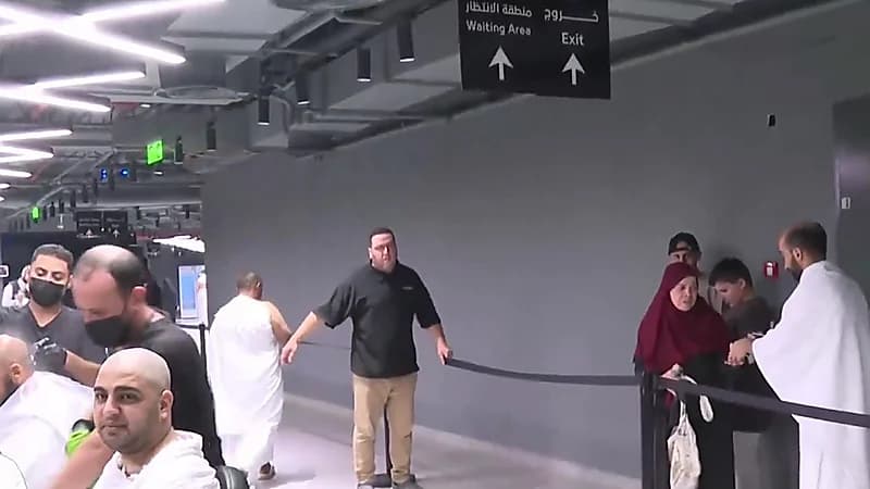 صالون حلاقة بمكة يتيح للمعتمر التحلل من النسك خلال 3 دقائق فقط ..فيديو