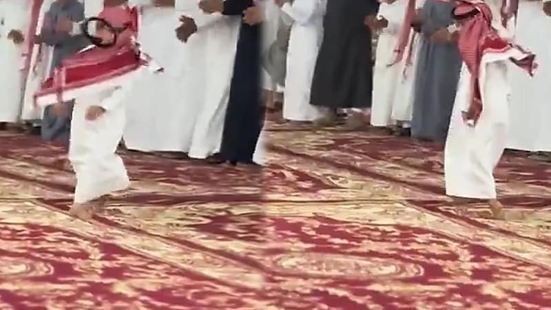 طفل يؤدي فن الرفيحي بإتقان كبير..فيديو