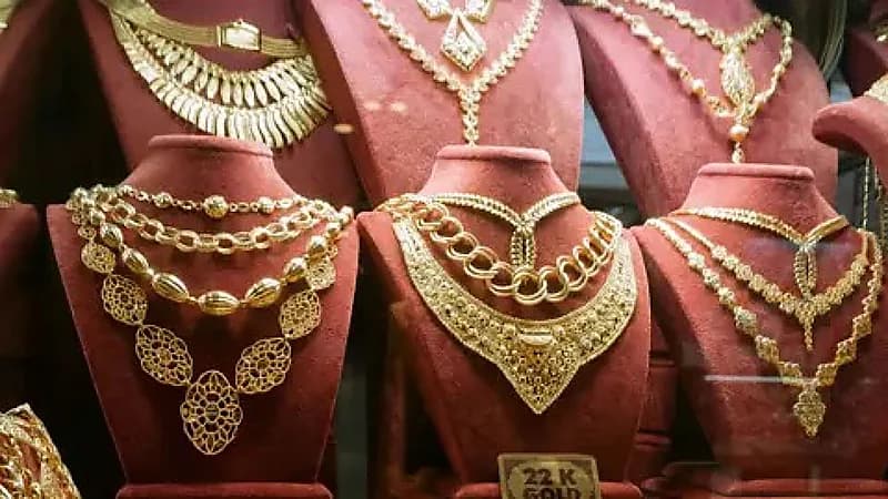 القبض على ثلاثة أشخاص سرقوا متجرًا بطريقة هوليوودية