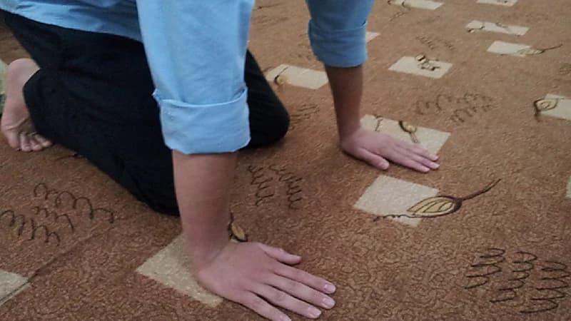 الخضيري: الاعتماد على اليدين عند القيام من السجود يسبب ضعف عضلي