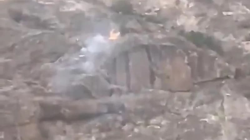 البرق يضرب أحد جبال تنومة و يسفر عن إشعال النار.. فيديو