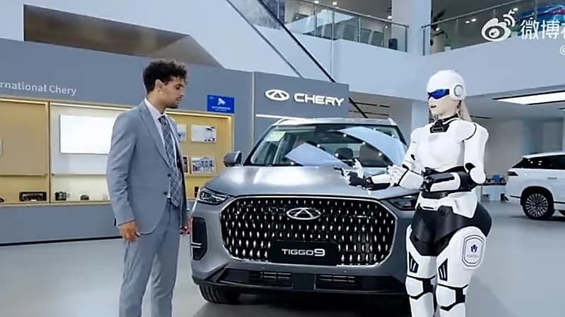 أول مندوب مبيعات روبوت بديلًا للموظفين في معارض السيارات .. فيديو