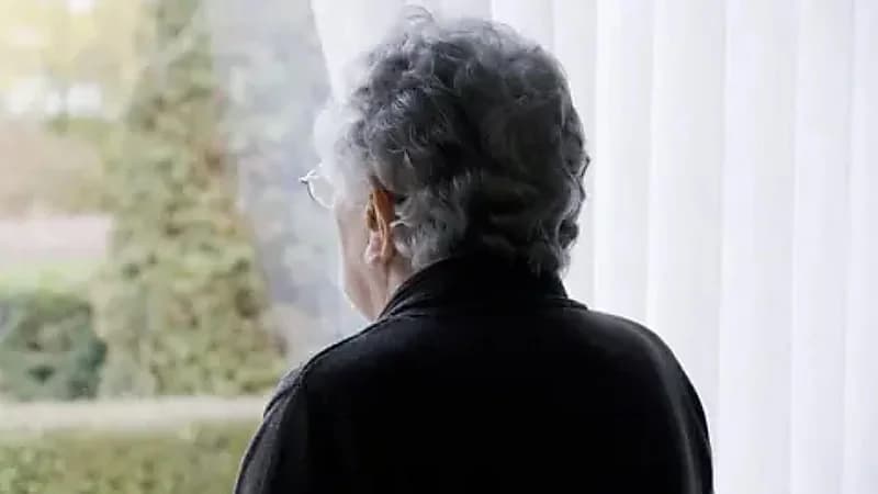 مسنة تعيش مع جثة ابنها المحنطة في ظروف صادمة