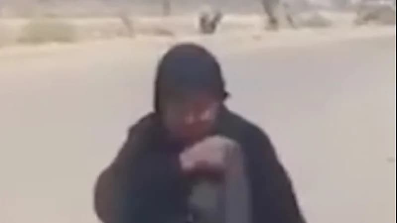 أبناء يلقون بأمهم المسنة في الشارع بالديوانية .. فيديو