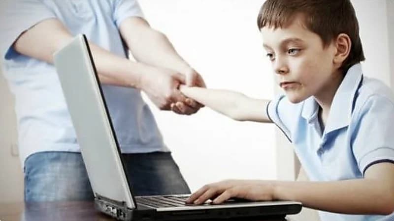 مراهق يعتدي على والده بسبب البلايستيشن وتحذيرات من إدمان الأجهزة الذكية  .. فيديو