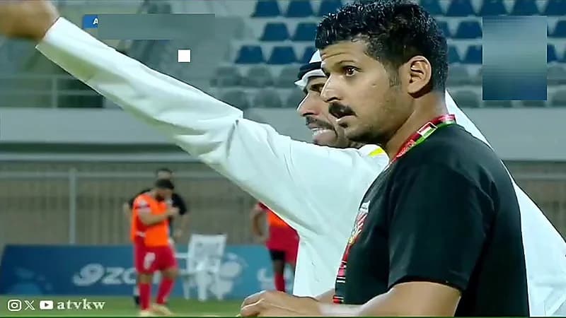 إداري بالدوري الكويتي يطلب من فريقه الانسحاب احتجاجًا على التحكيم.. فيديو