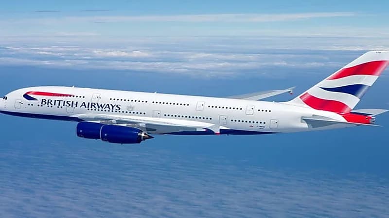 ضبط مضيف طيران يرقص عاريًا على متن طائرة