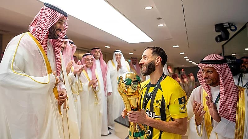 ولي العهد يتوج نادي الاتحاد بلقب ⁧‫كأس خادم الحرمين الشريفين‬⁩ .. فيديو