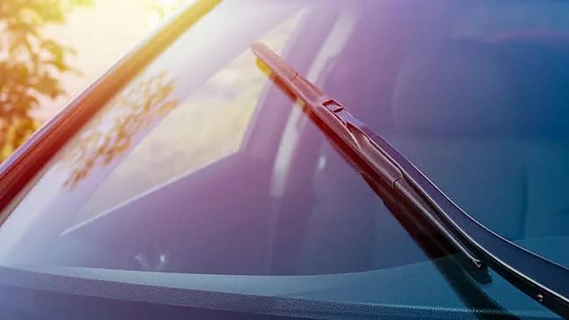 من الرؤية إلى الحماية: كيف يؤثر زجاج السيارة على سلامتك