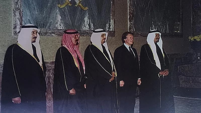 لقطة نادرة للملك خالد وهو في استقبال الرئيس الأمريكي كارتر في مطار الرياض