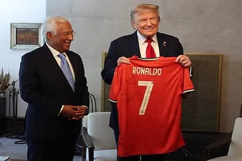 رونالدو يهدي قميصًا موقعًا للرئيس ترامب برسالة اللعب من أجل السلام.. فيديو