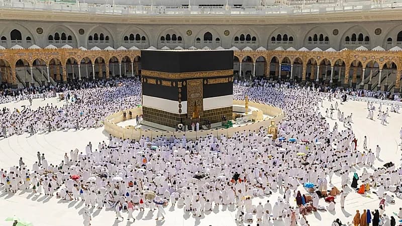 تغيير كسوة الكعبة المشرفة.. فيديو