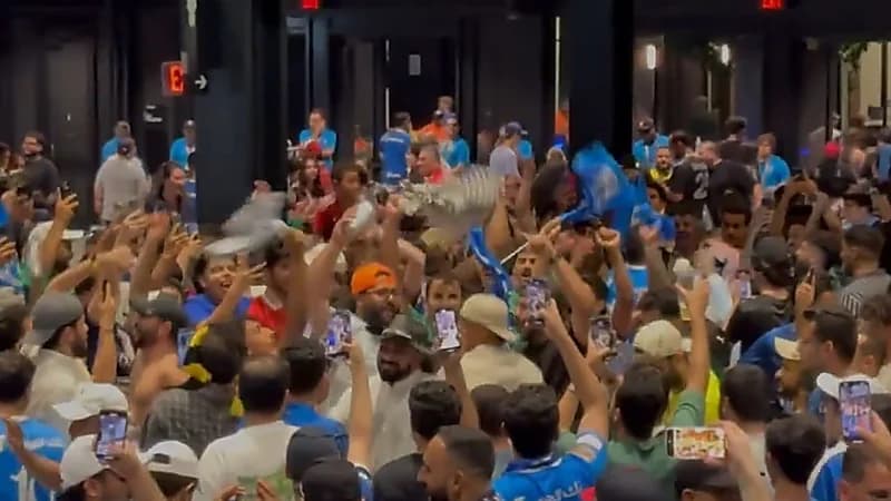 جماهير الهلال تحتفل بالتأهل التاريخي وتهتف: السيتي وينه!   ..  فيديو