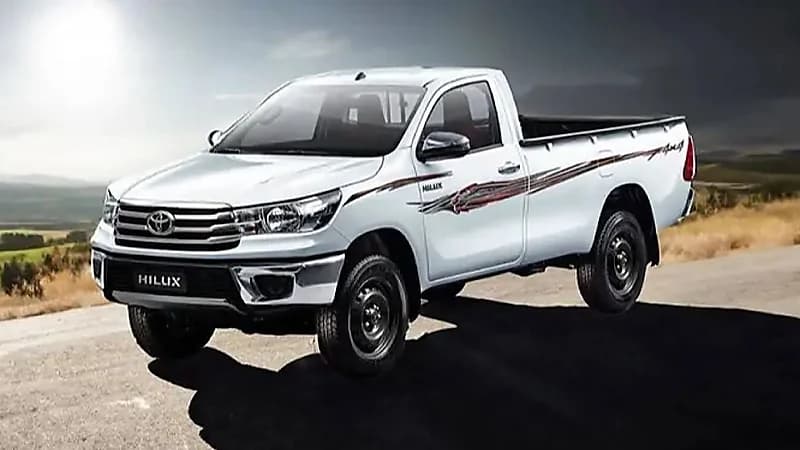 مواصفات تويوتا هايلكس موديل 2025   .. صور