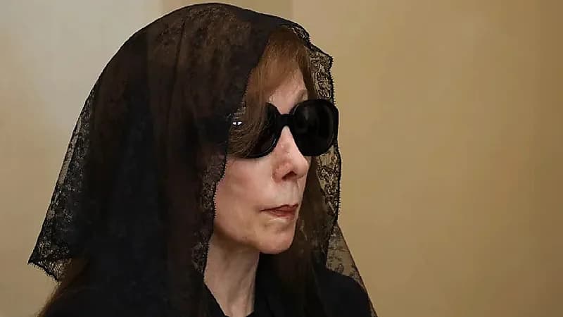 أخصائي تغذية يكشف أسرار بشرة فيروز الصافية بعزاء نجلها