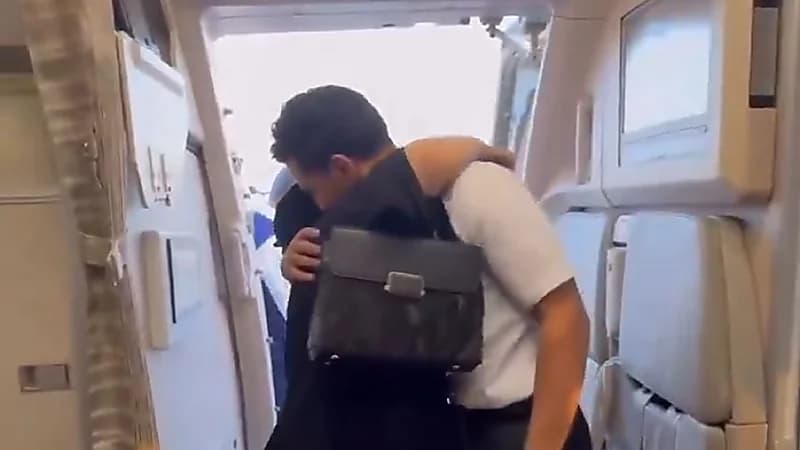 طيار سعودي يفاجئ والدته بأنه هو من يقود الطائرة..فيديو