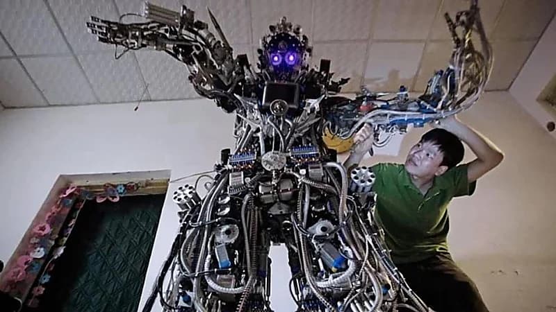 هجوم روبوت كاد أن يقطع رأس شاب