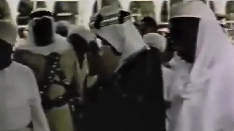 مقطع نادر للملك فيصل أثناء مشاركته في غسل الكعبة المشرفة عام 1390هـ   ..  فيديو
