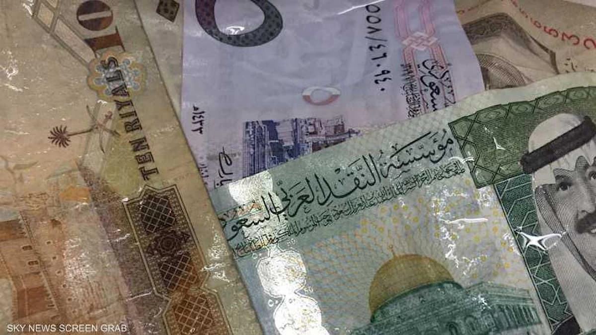 محامٍ: عقوبة إتلاف العملة الورقية السجن وغرامة تصل إلى 10 ألف ريال.. فيديو