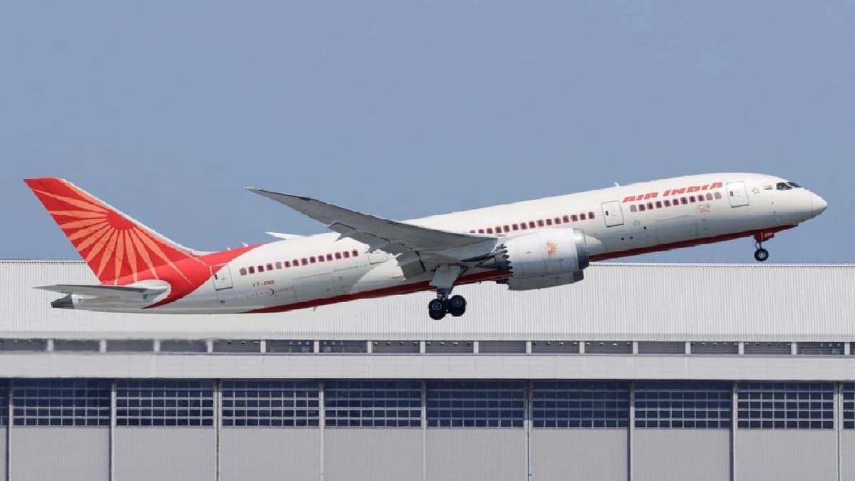 هبوط اضطراري لطائرة هندية بعد تشغيل نظام طوارئ