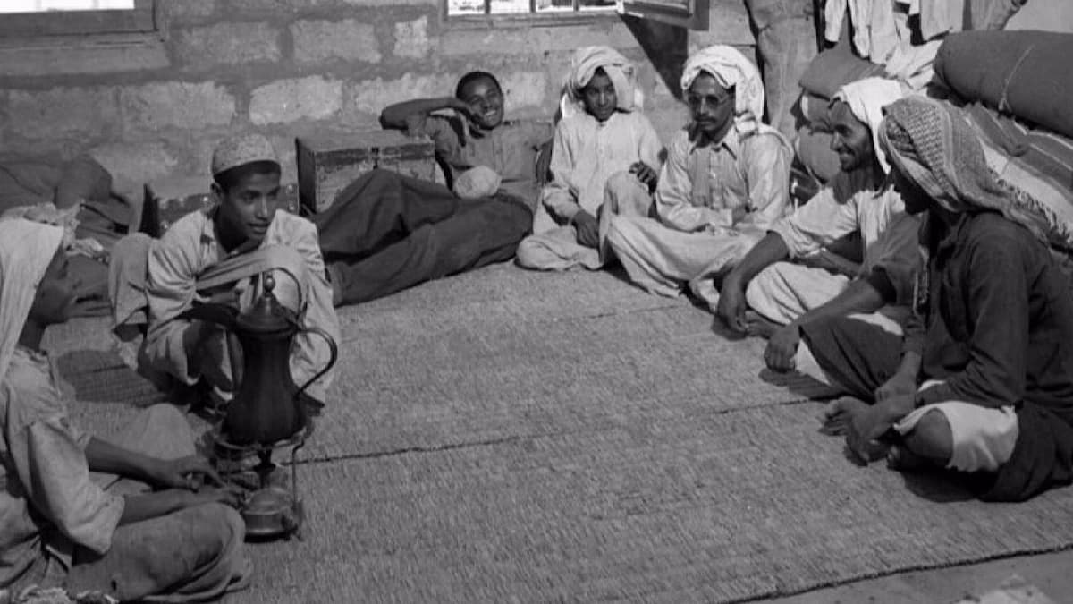 لقطة نادرة لموظفين في أرامكو أثناء استراحة بمدينة بقيق