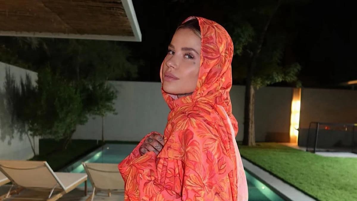 زوي زوجة ثيو هيرنانديز تتألق بالعباءة..صور