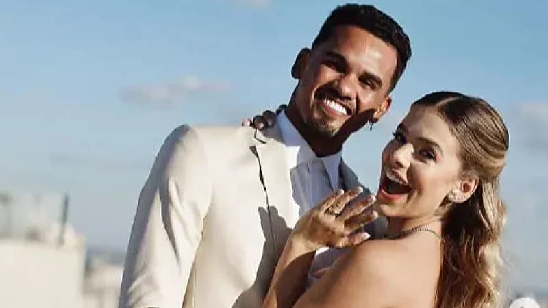 محترف الأهلي يحتفل بعقد قرانه في البرازيل .. صور