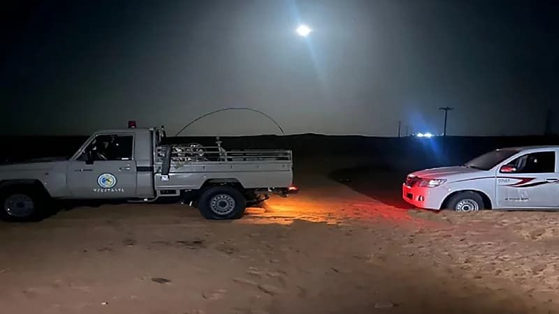 حرس الحدود يساعد مواطن علقت مركبته في الكثبان الرملية بـ شرورة