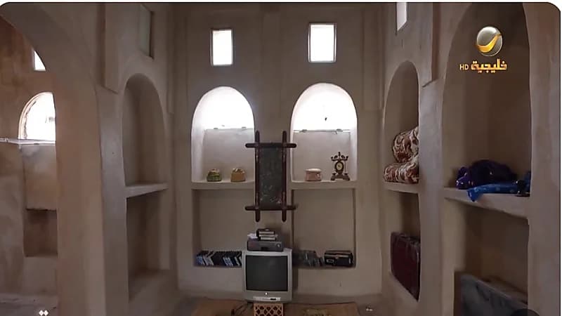 شاب يحوّل بيت جده في جزيرة تاروت إلى استوديو تراثي.. فيديو