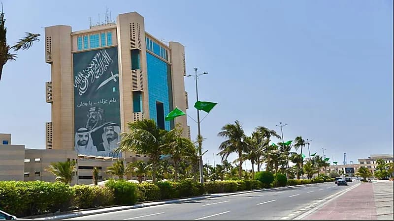 أمانة جدة تزين الطرق والمرافق العامة براية التوحيد ضمن فعاليات اليوم الوطني