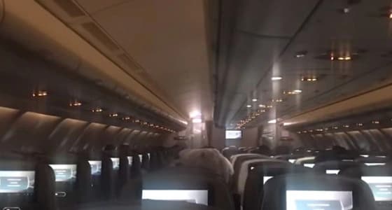 بالفيديو.. كابتن طائرة يرحب بضيوف المملكة بالعربية والإنجليزية