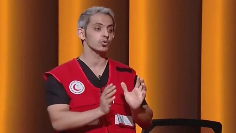 شاهد : أخصائي إسعاف يشرح بشكل عملي طريقة إسعاف شخص بدأ يُصاب بجلطة قلبية