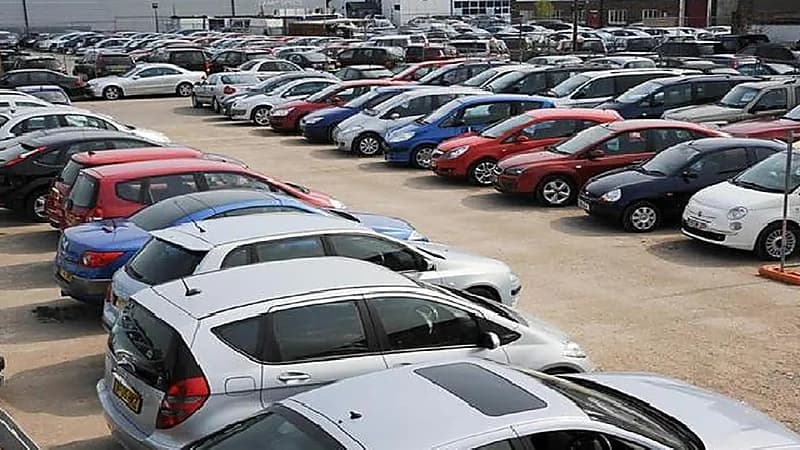 بالفيديو .. مختصون يفسرون سبب ارتفاع أسعار السيارات وقلة الخصومات لهذا العام