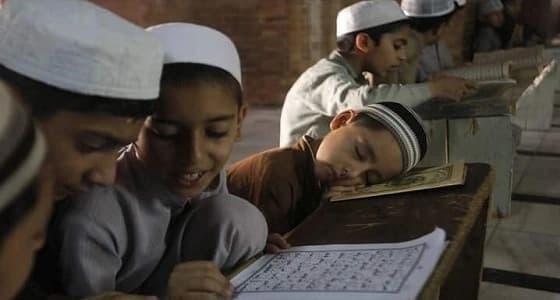 شاهد.. " الملاك النائم " على تلاوة القرآن الكريم