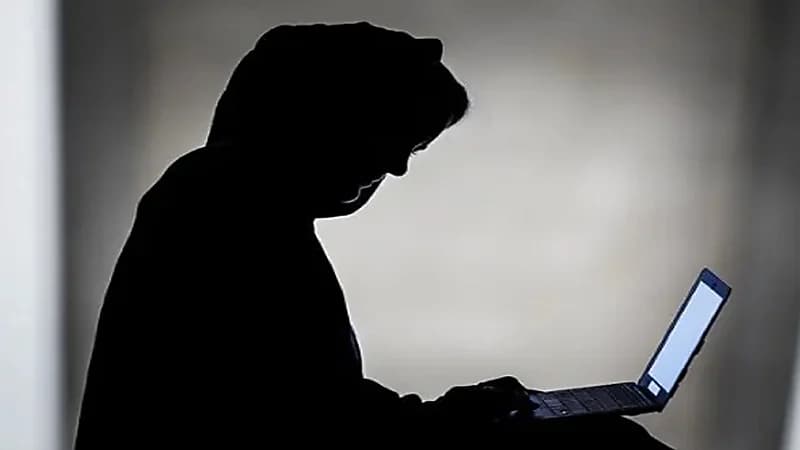 مستشار قانوني يروي قصة تعرض فتاة لاستغلال إلكتروني.. فيديو