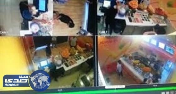 بالفيديو.. زبون يعتدي على العامل لتأخره في إحضار طعامه