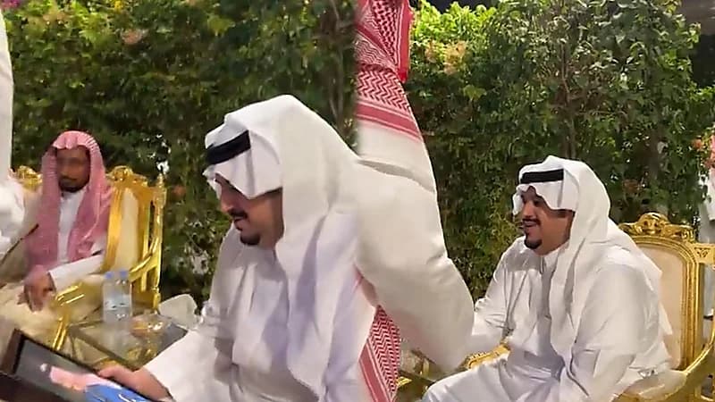 رد فعل نائب أمير الرياض بعدما أهداه مواطن صورة للملك سلمان.. فيديو